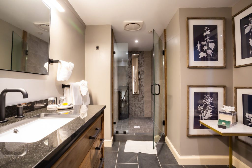 A spacious hotel bathroom