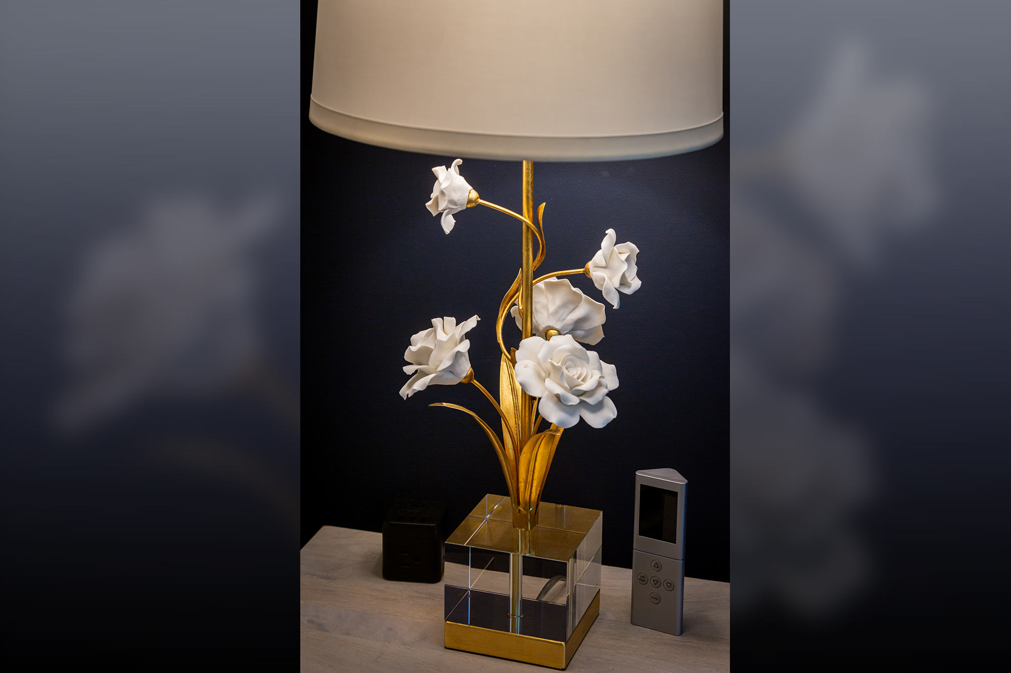 Lamp with porcelain flowers